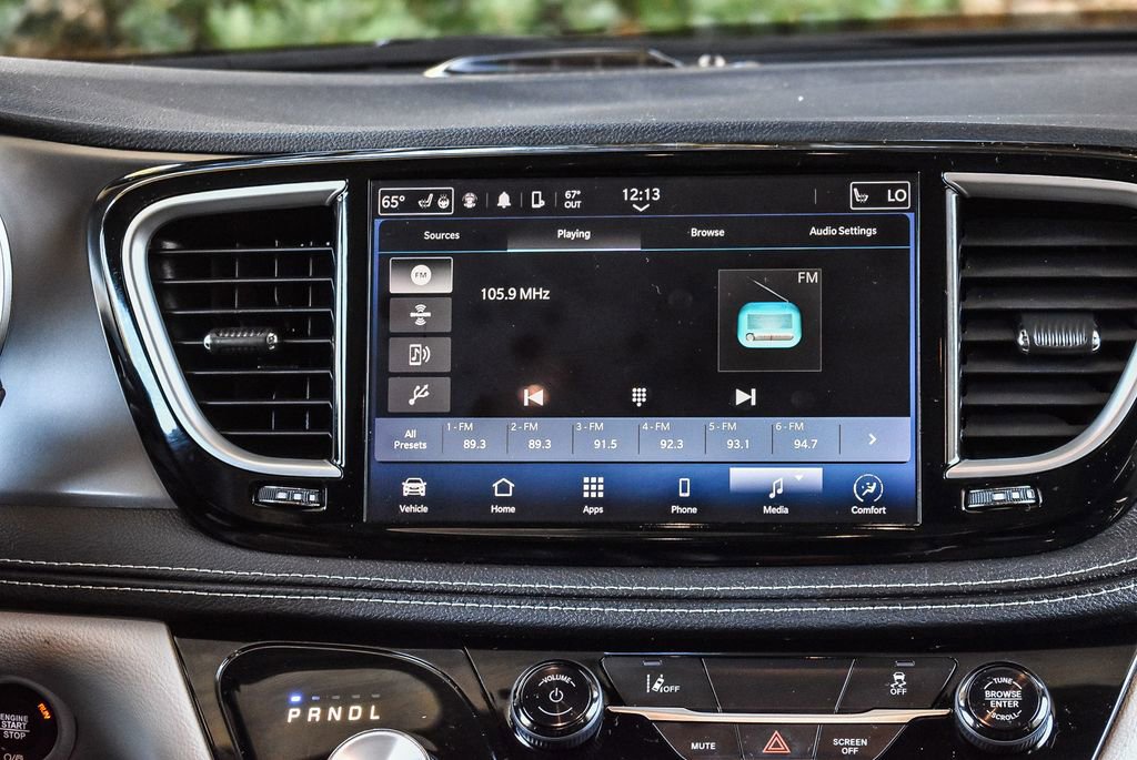 Used 2022 Chrysler Pacifica Touring-L image 13