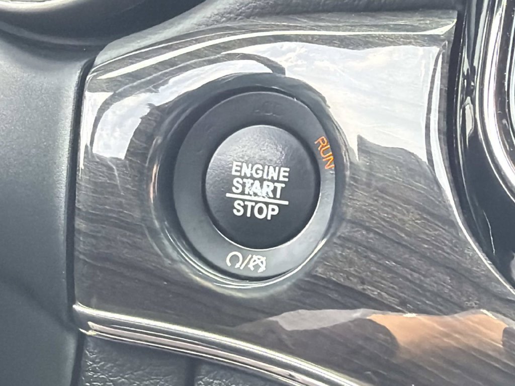 Used 2020 Jeep Grand Cherokee Overland AWD/4WD image 33