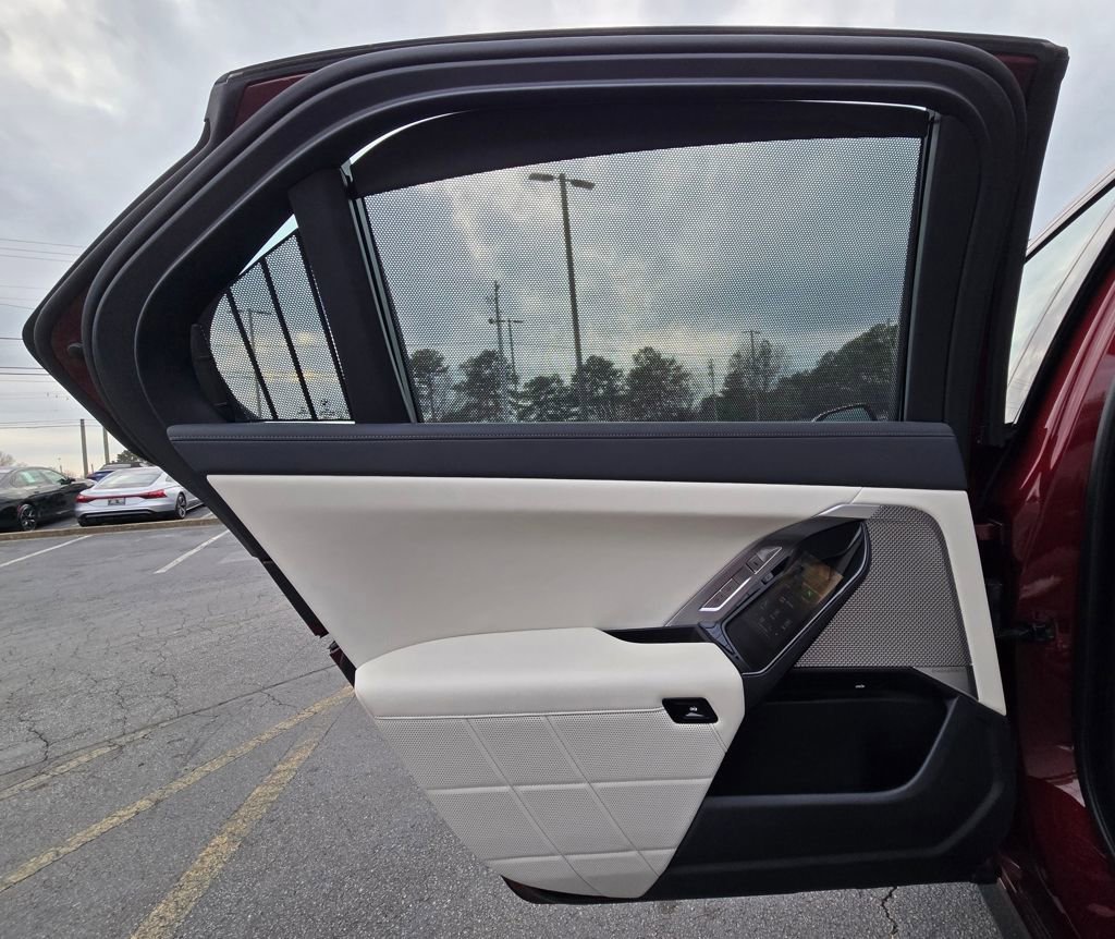 Used 2023 BMW i7 xDrive60 image 16