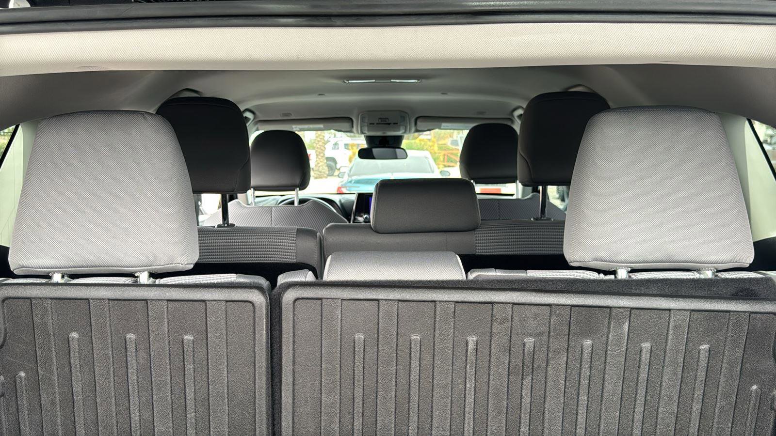 Used 2023 Toyota Highlander L image 29