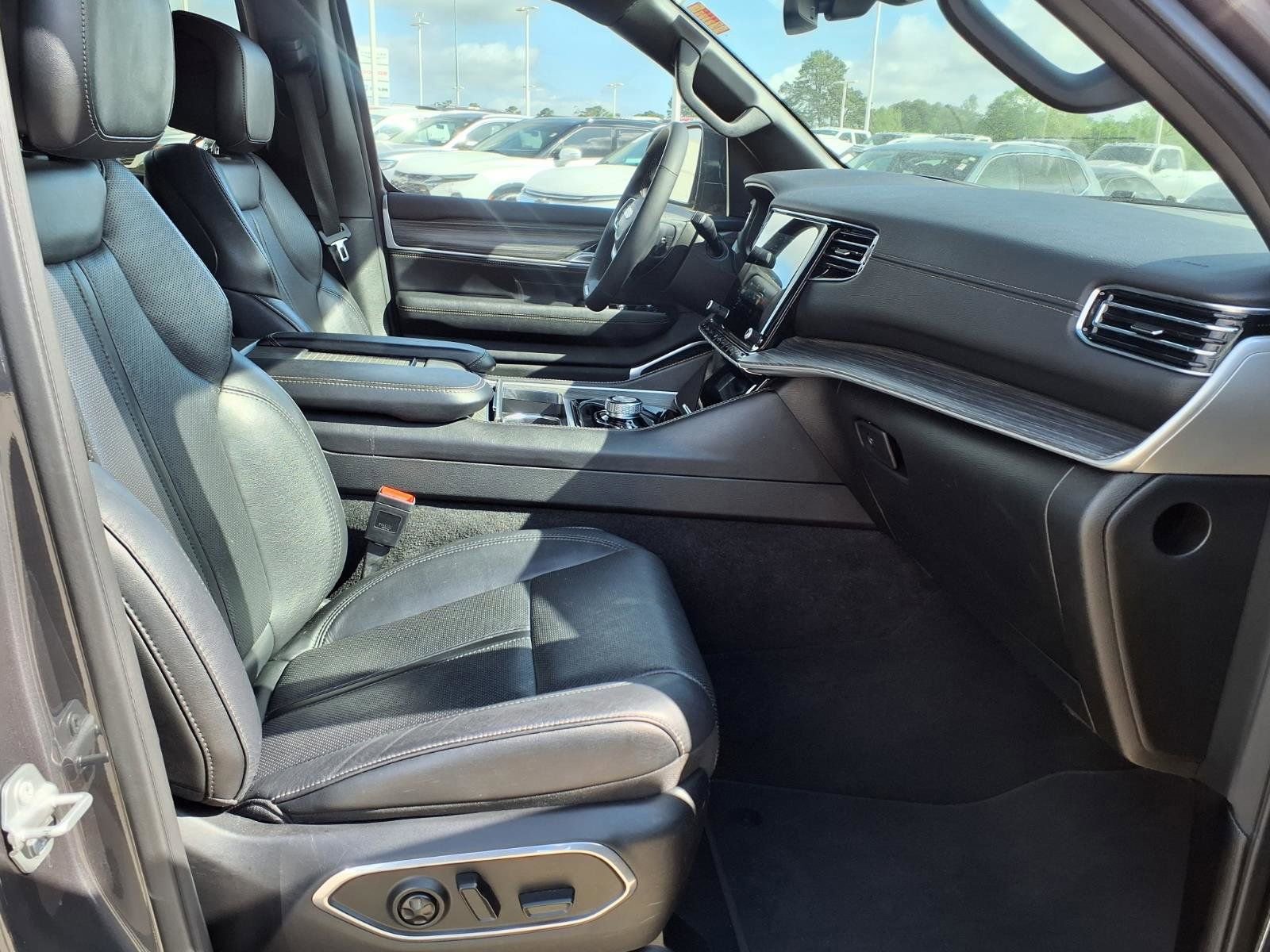 Used 2024 Jeep Wagoneer L Series III w/ Flexible Seating Group AWD/4WD image 18