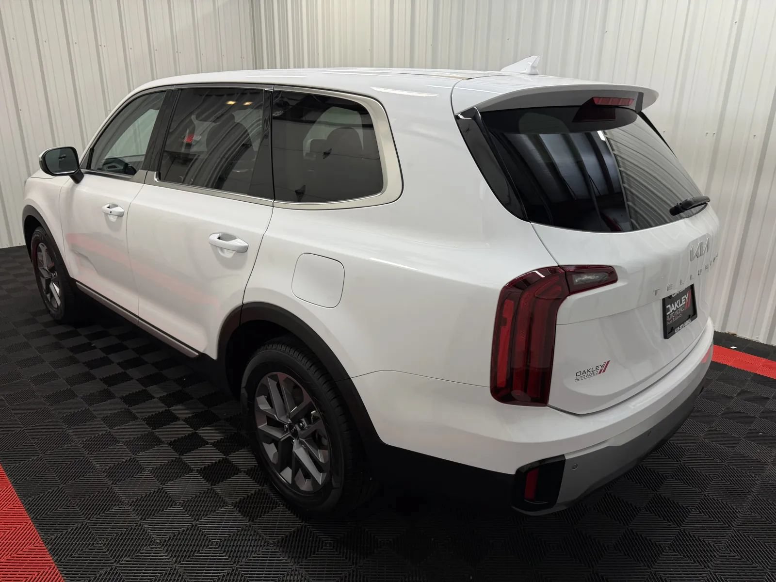 Used 2024 Kia Telluride LX FWD image 2