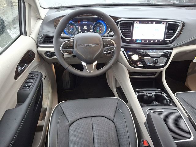 Used 2023 Chrysler Pacifica Limited w/ Uconnect Theater Family Group image 11