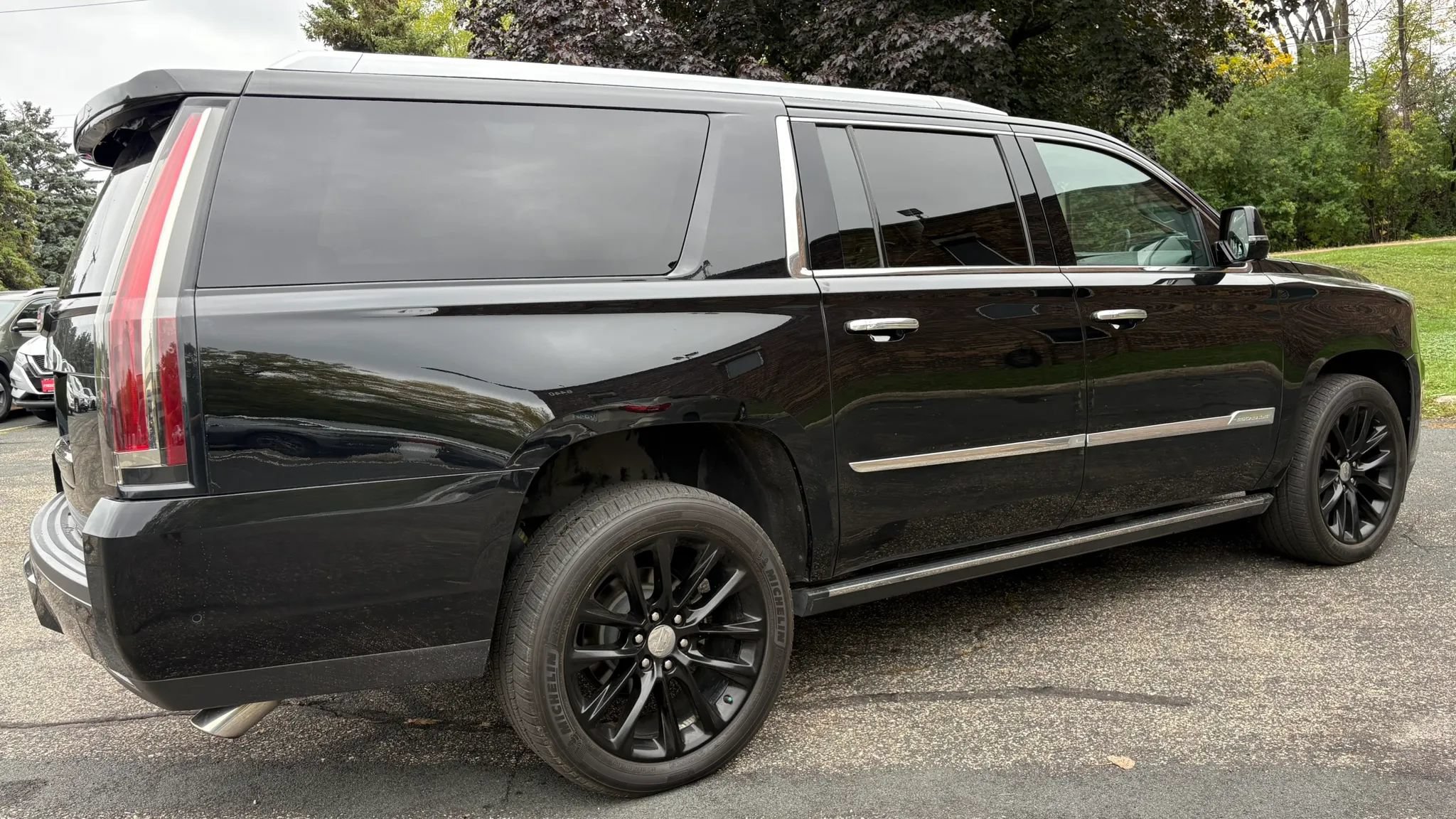 Used 2017 Cadillac Escalade ESV Premium Luxury AWD/4WD image 10