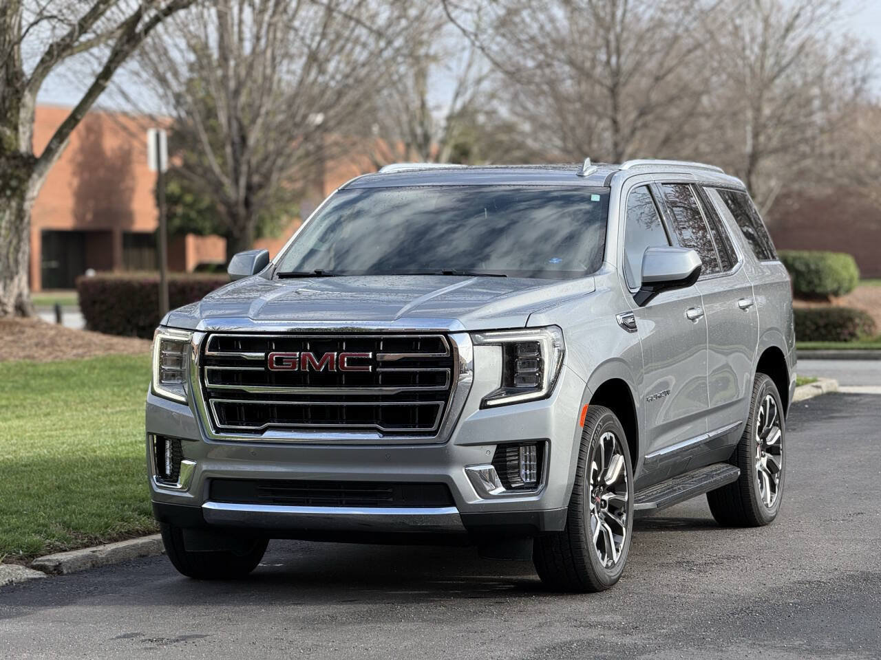 Used 2023 GMC Yukon SLT AWD/4WD image 2