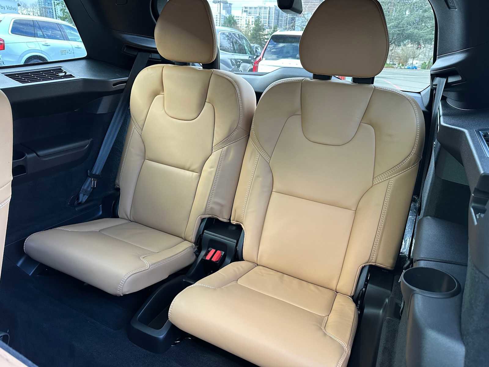 Used 2025 Volvo XC90 B6 Ultra w/ Lounge Package image 17