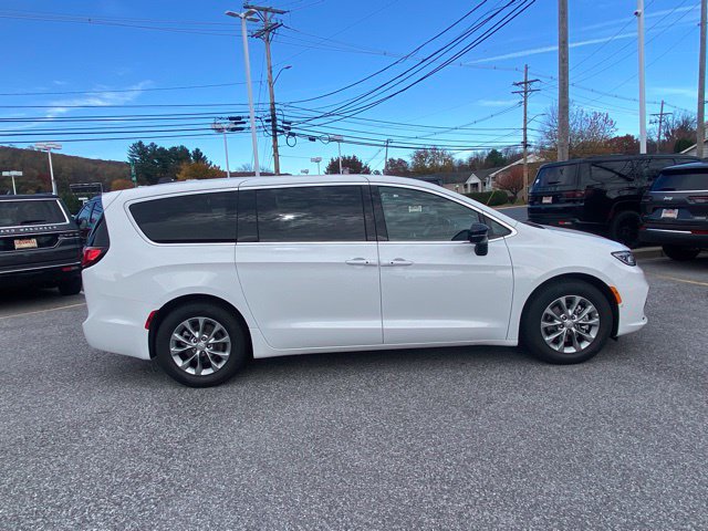 New 2026 Chrysler Pacifica Limited FWD image 9