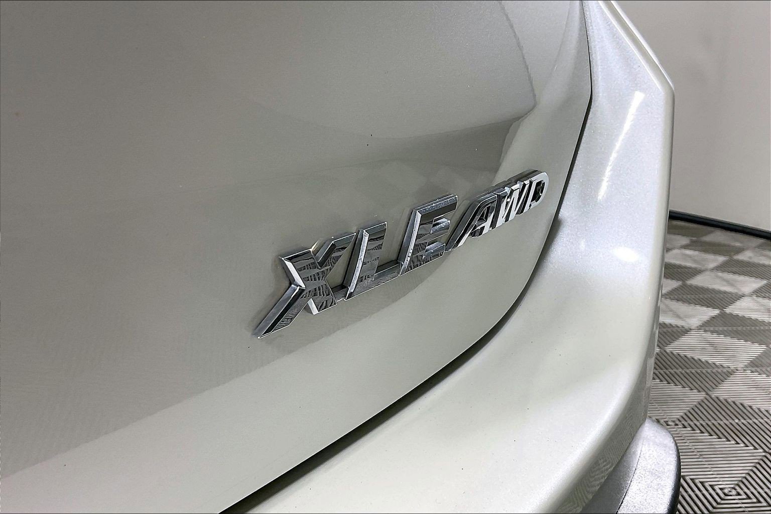 Used 2019 Toyota Highlander XLE AWD/4WD image 32