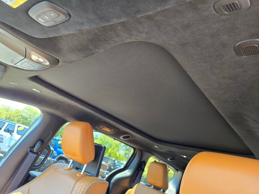 Used 2023 Chrysler Pacifica Pinnacle FWD image 11