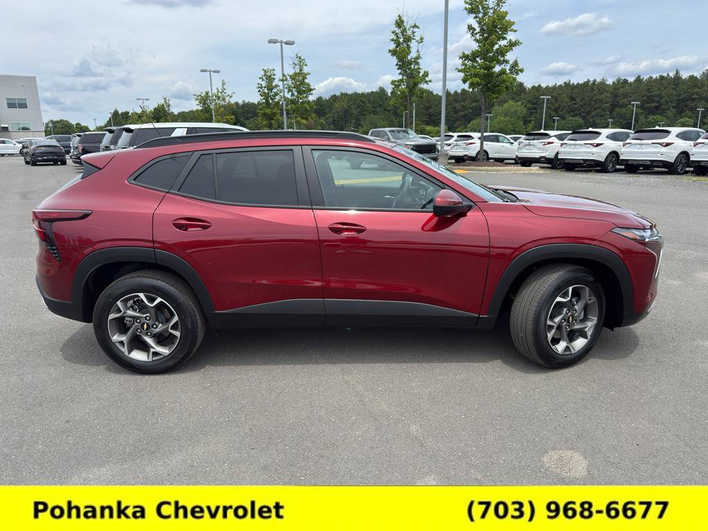Used 2025 Chevrolet Trax LT FWD image 8