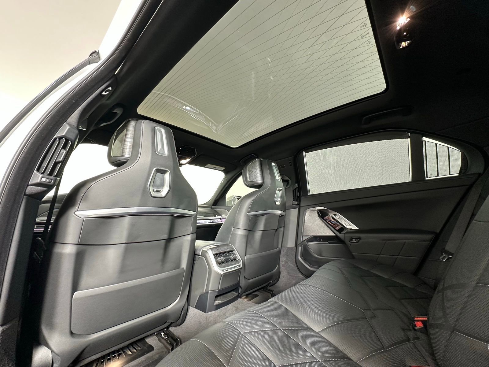 Used 2023 BMW 760i xDrive w/ Parking Assistance Package image 21