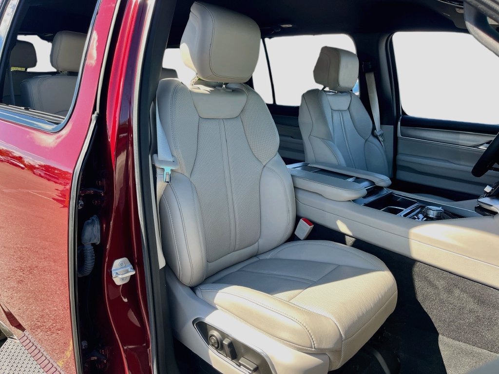Used 2025 Jeep Wagoneer Series II w/ Convenience Group I AWD/4WD image 30