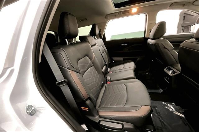 New 2025 Nissan Pathfinder Platinum w/ Lighting Package (N93) AWD/4WD image 33