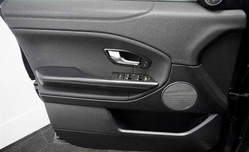 Used 2017 Land Rover Range Rover Evoque SE image 32