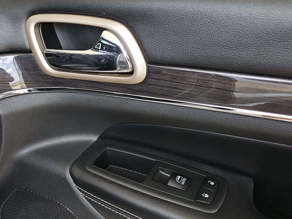 Used 2016 Jeep Grand Cherokee Overland image 36