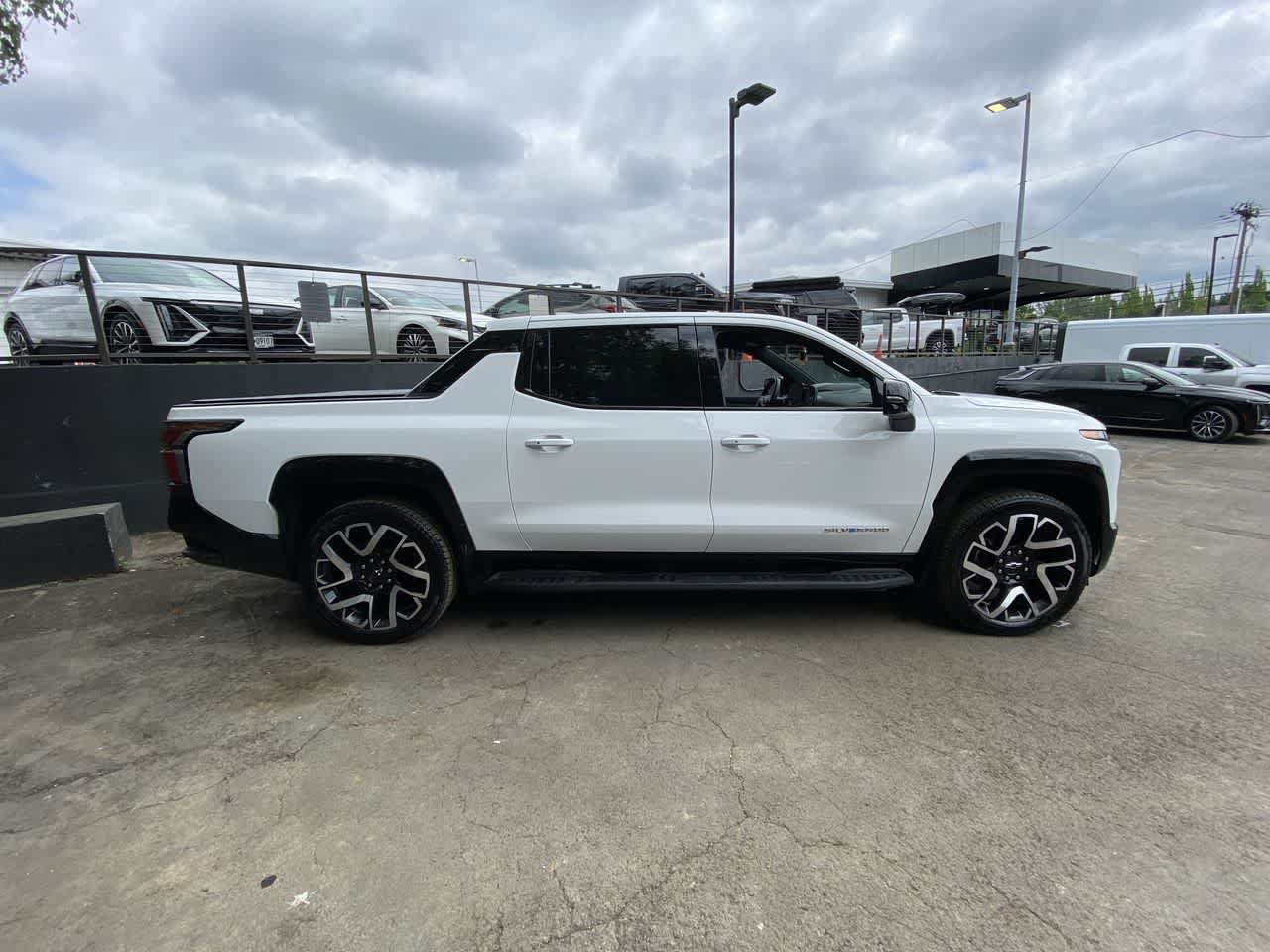 Used 2025 Chevrolet Silverado EV RST AWD/4WD image 7
