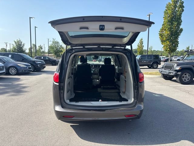 Used 2023 Chrysler Voyager LX FWD image 4