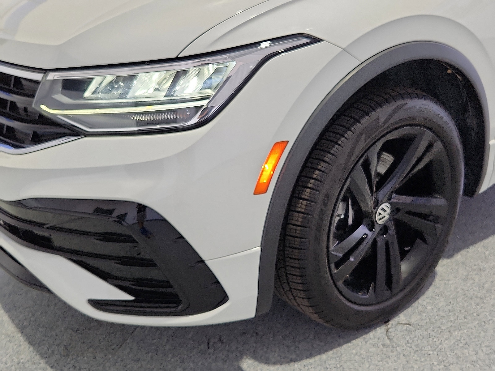 Certified 2023 Volkswagen Tiguan SE R-Line FWD image 6