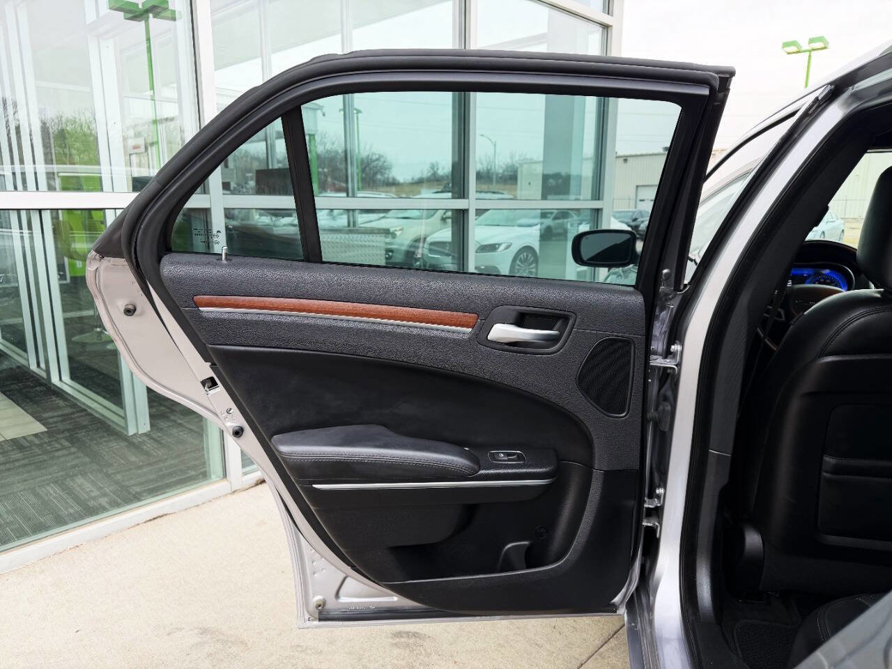 Used 2017 Chrysler 300 C Platinum image 48