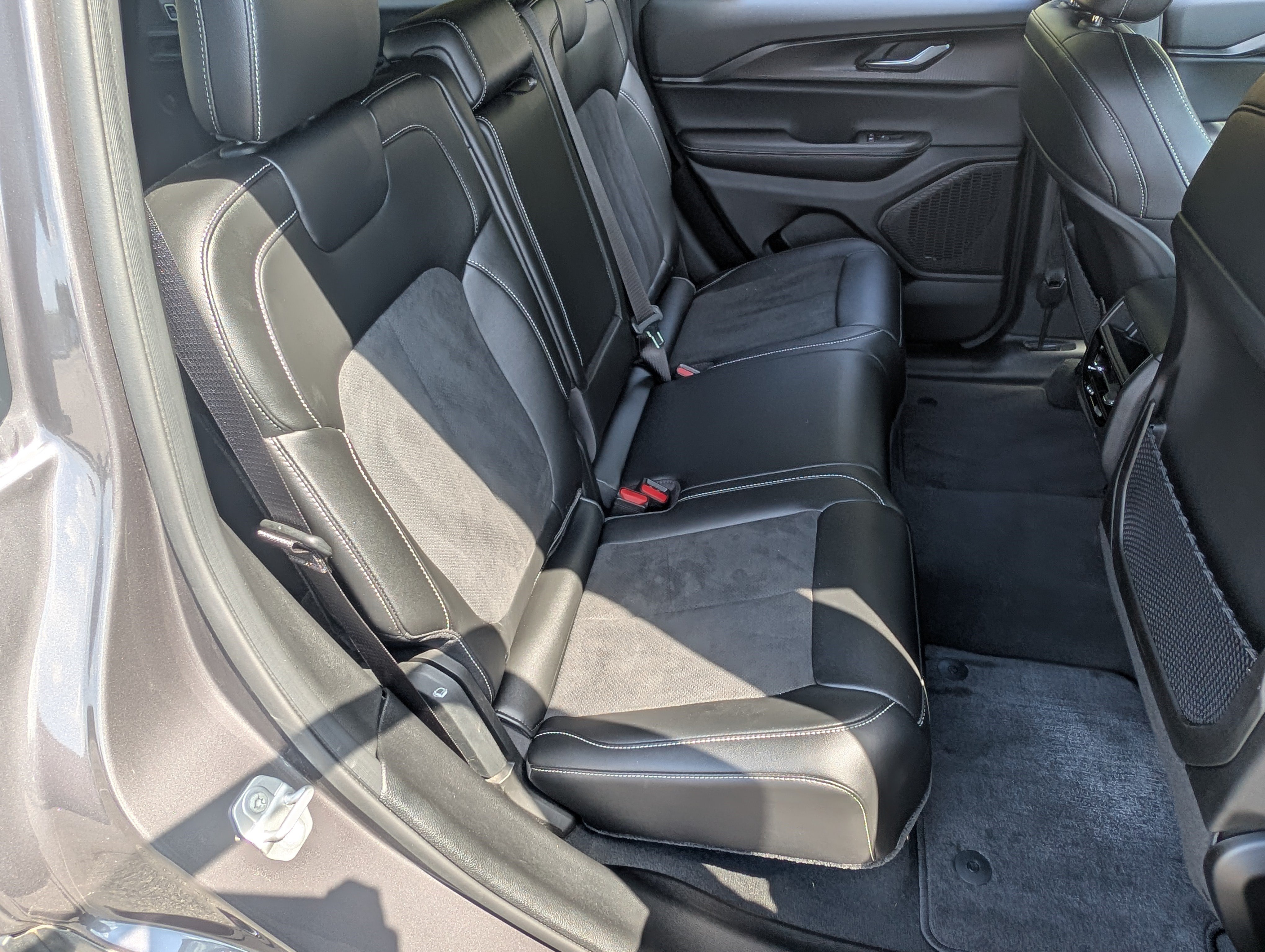 Used 2024 Jeep Grand Cherokee Altitude RWD image 19