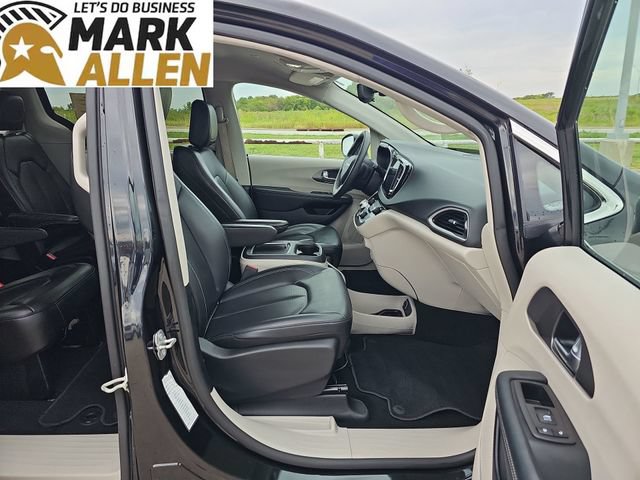 Used 2023 Chrysler Pacifica Touring-L FWD image 27