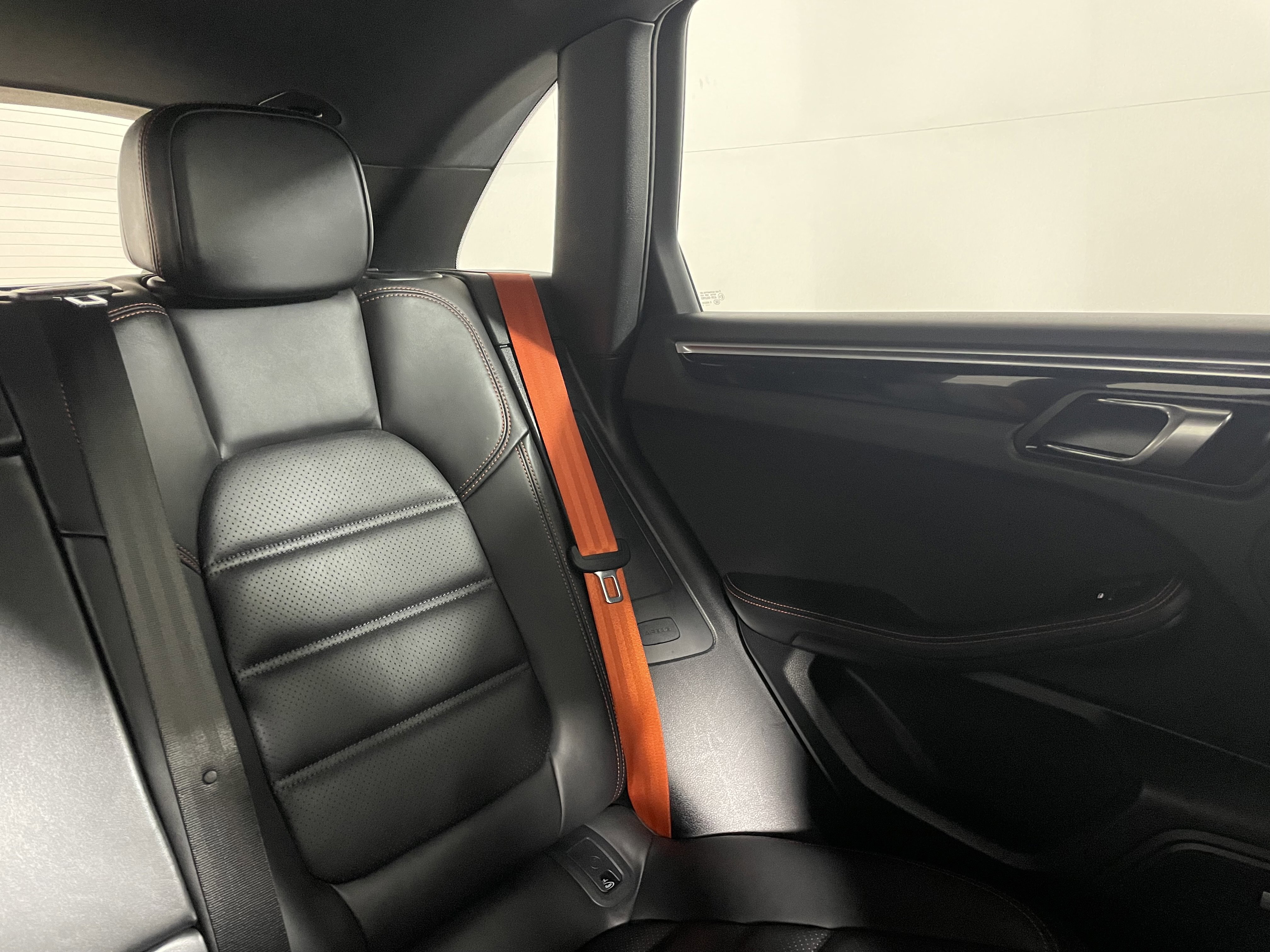 Certified 2022 Porsche Macan AWD/4WD image 17