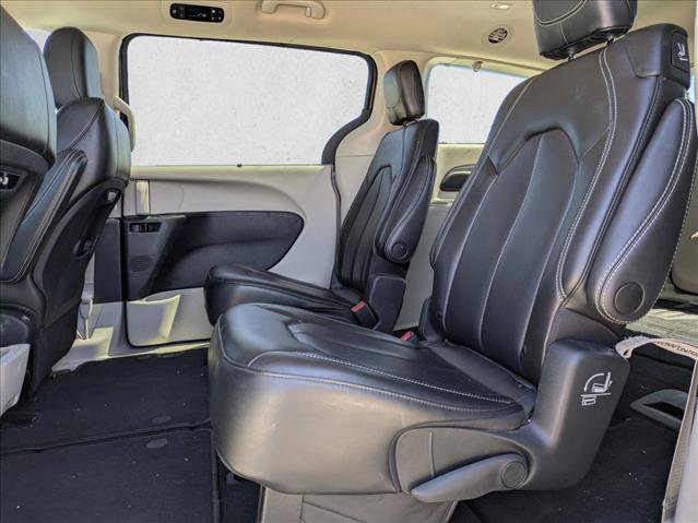 Used 2023 Chrysler Pacifica Touring-L image 14