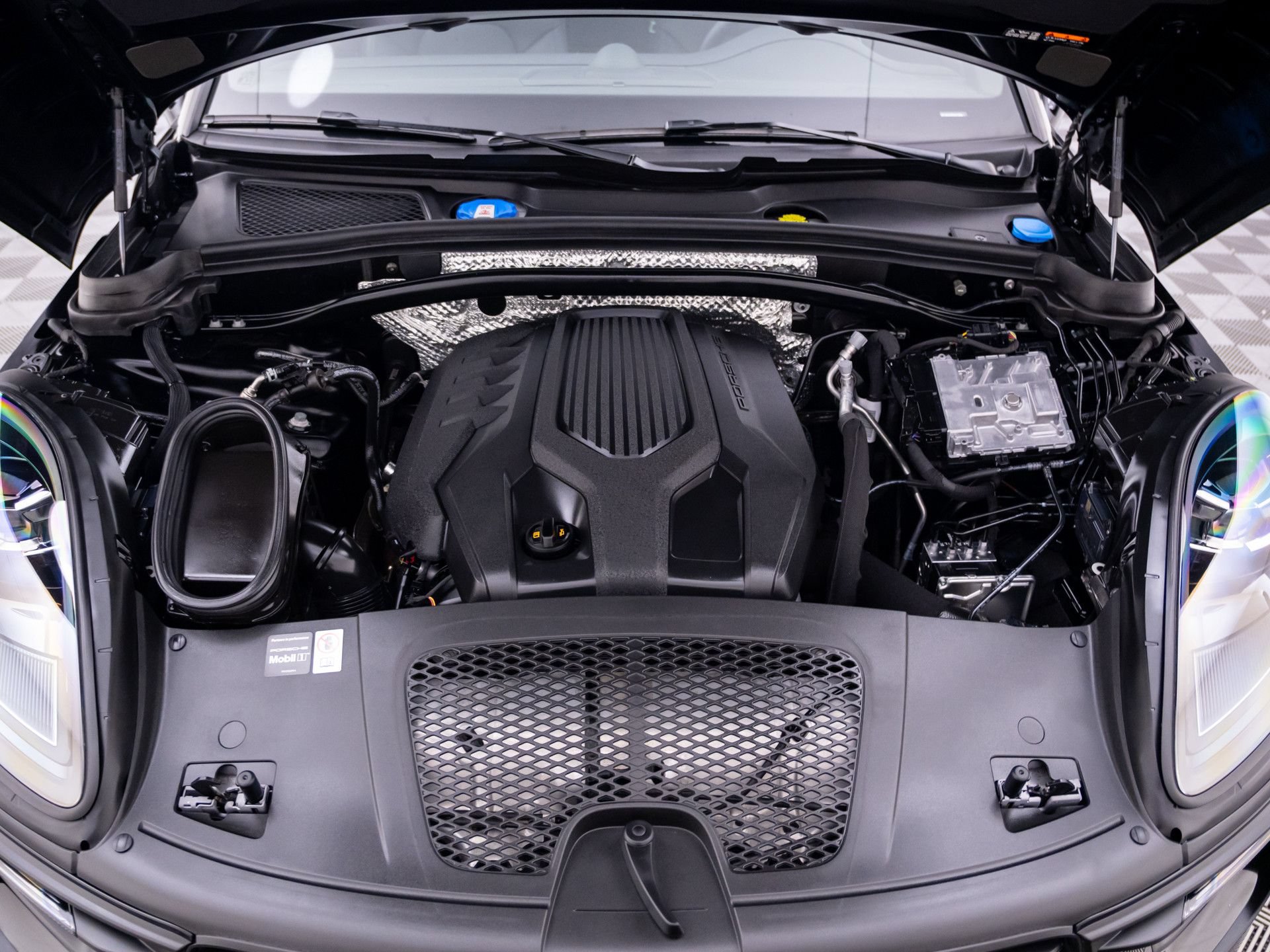 Certified 2025 Porsche Macan AWD/4WD image 29