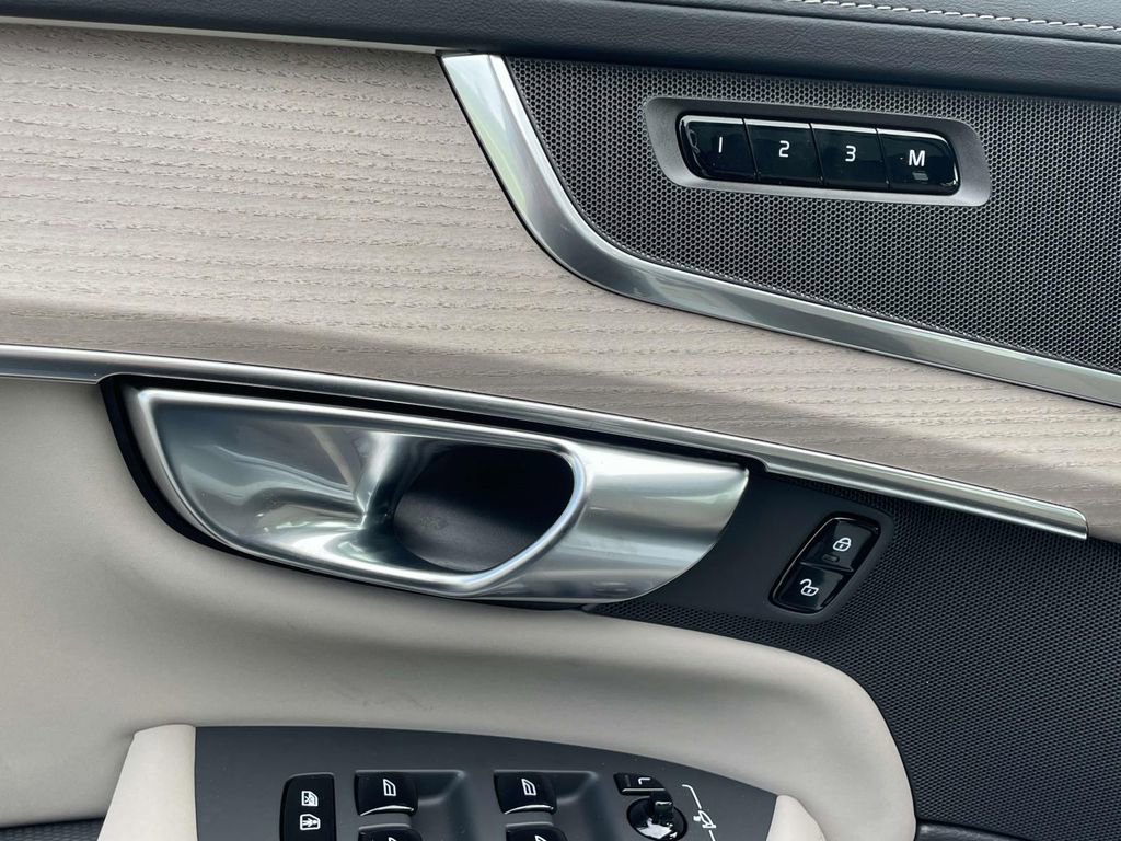 New 2026 Volvo XC90 B5 Core image 8