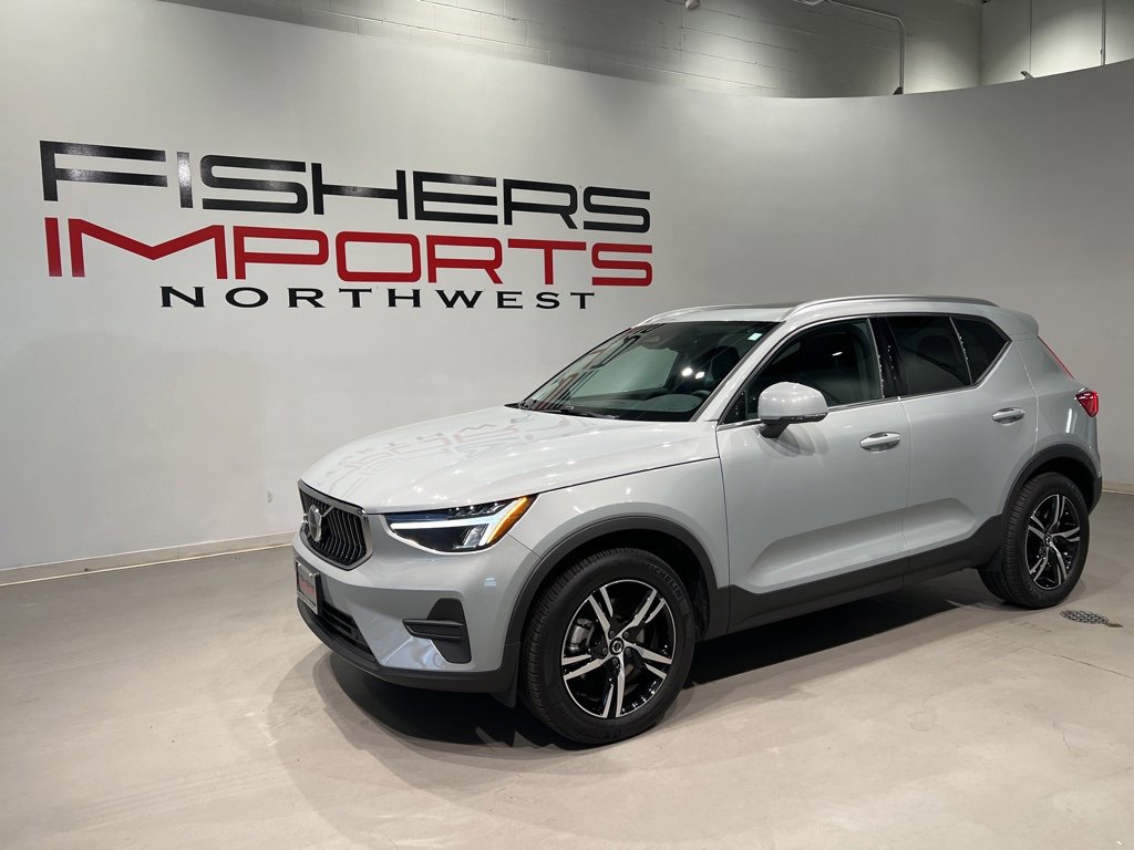 Used 2025 Volvo XC40 B5 Core image 9