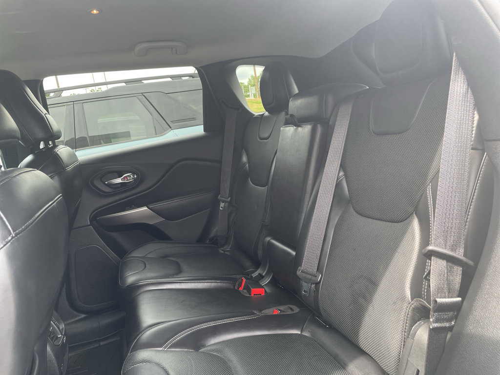 Used 2019 Jeep Cherokee Overland w/ Technology Group AWD/4WD image 12