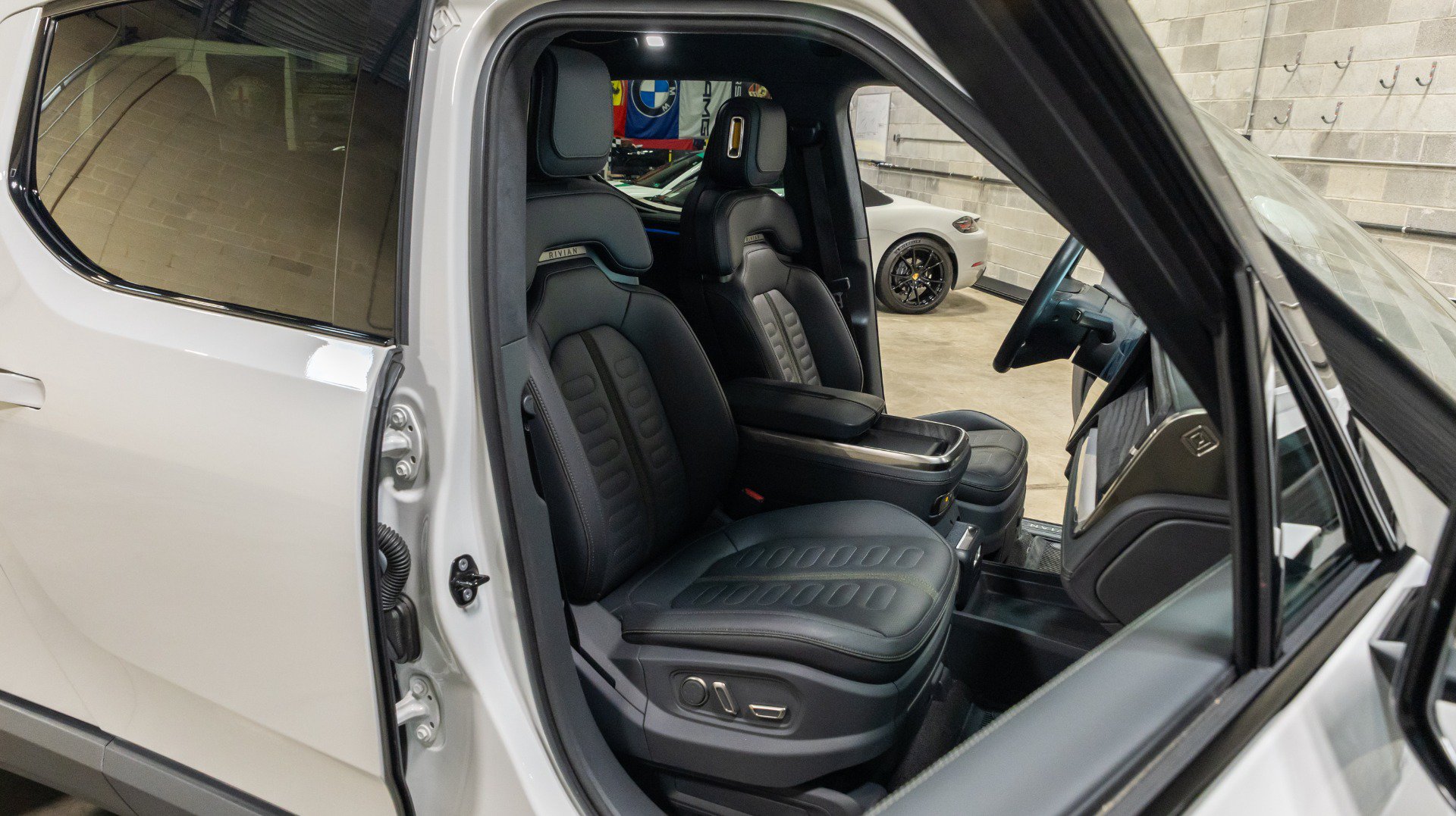 Used 2022 Rivian R1T Adventure AWD/4WD image 31