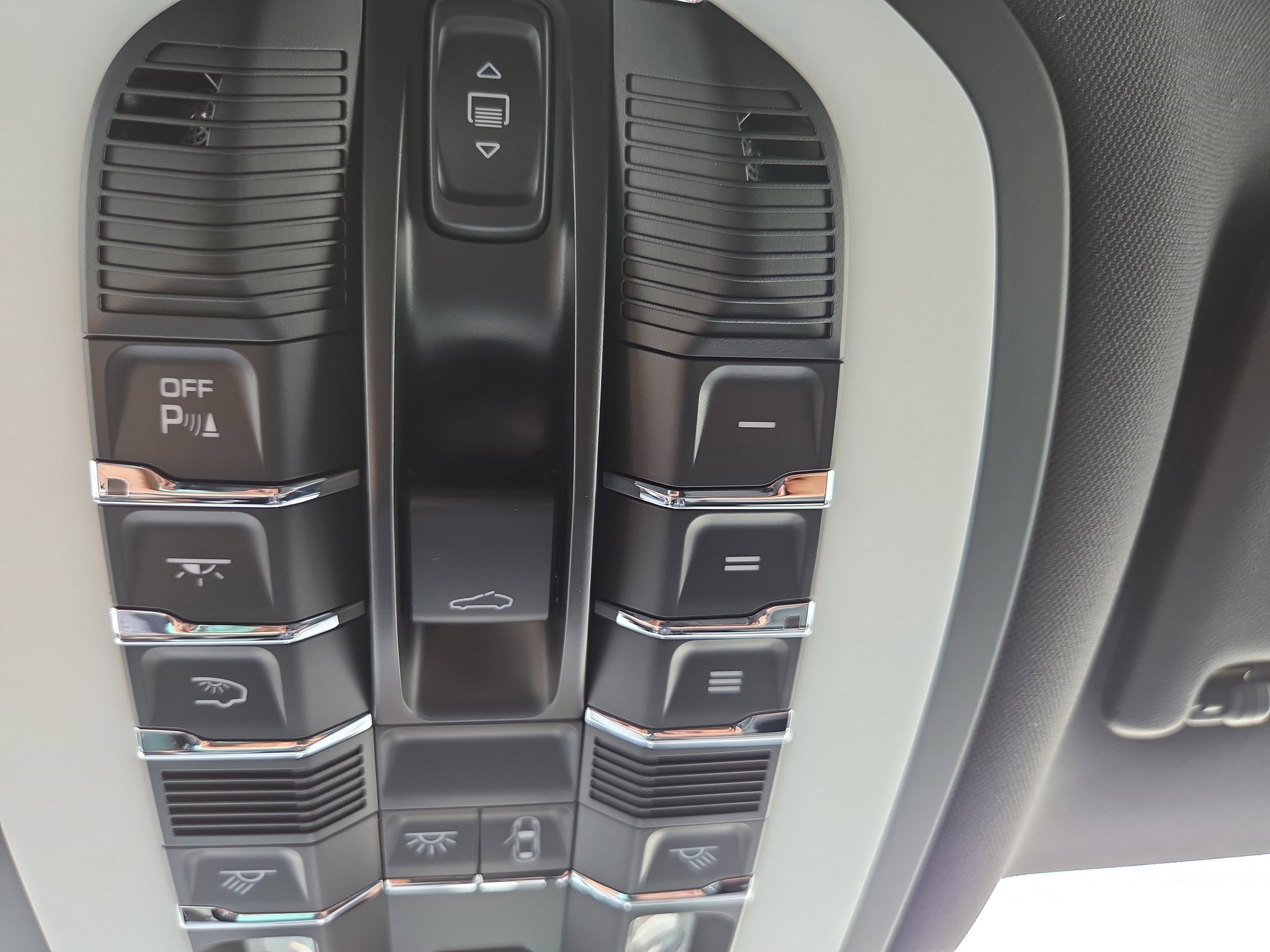 New 2025 Porsche Macan Turbo image 22