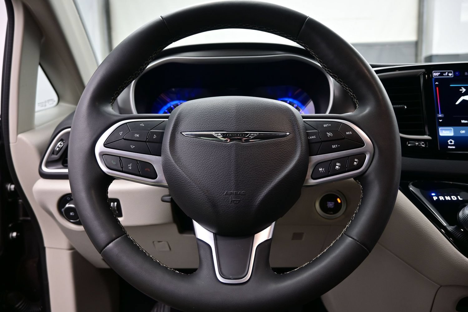 Used 2023 Chrysler Pacifica Touring-L FWD image 27