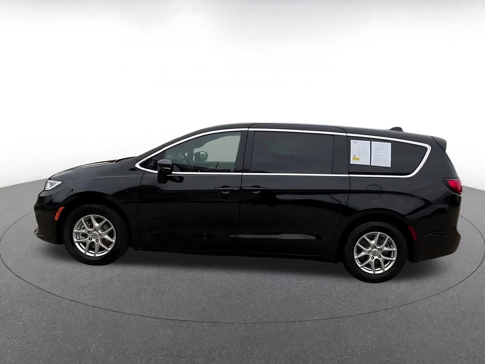 Used 2025 Chrysler Pacifica Select image 9