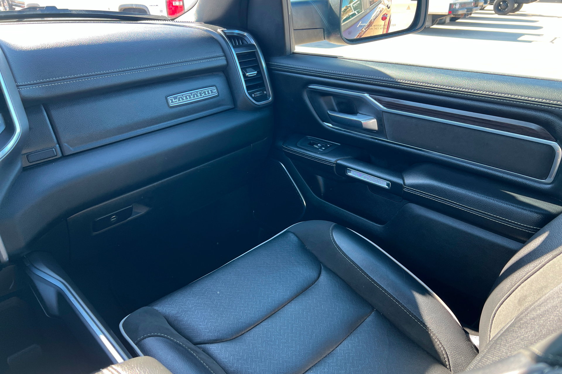 Used 2025 RAM 1500 Laramie AWD/4WD image 10