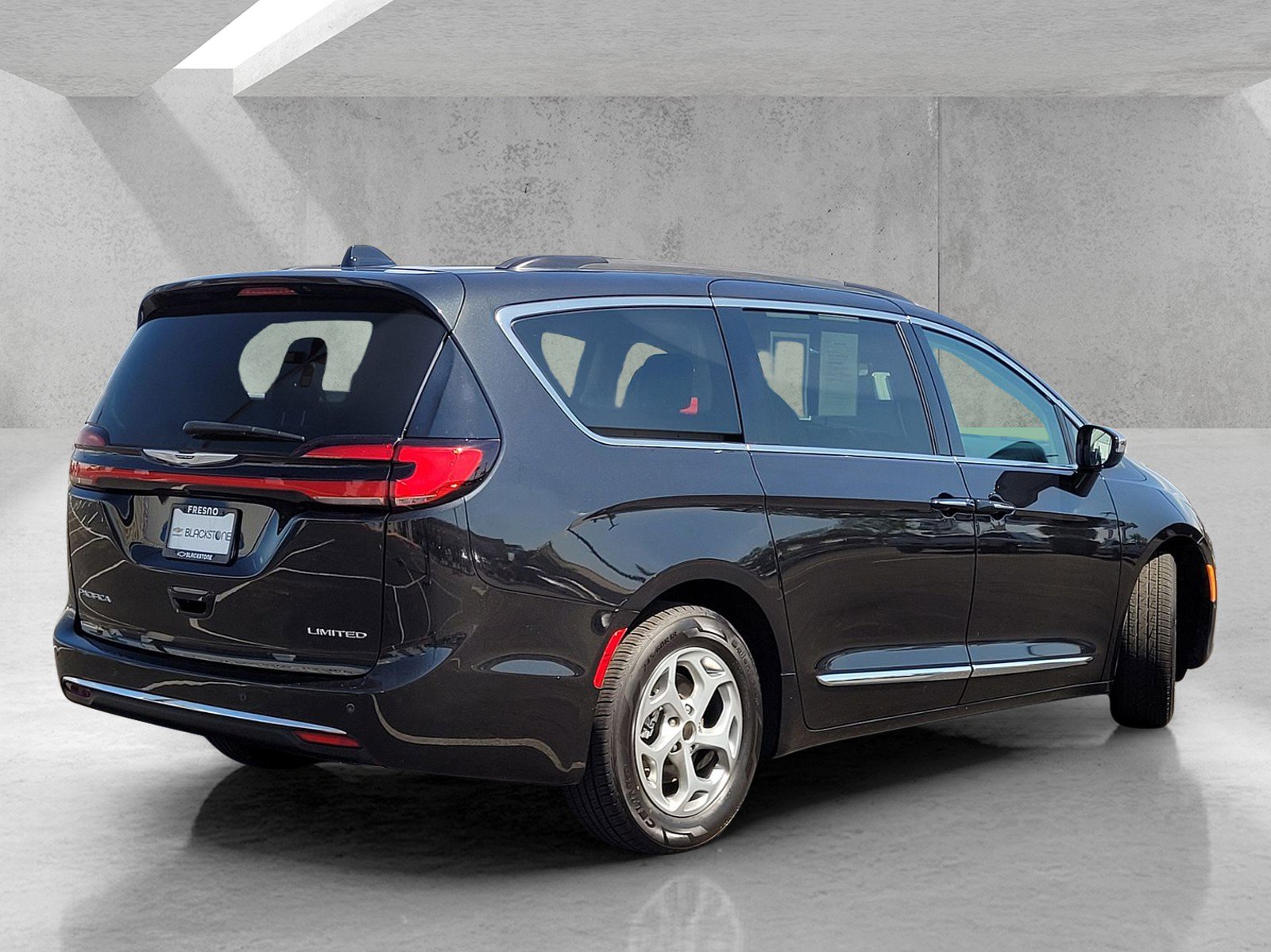Used 2023 Chrysler Pacifica Limited image 4