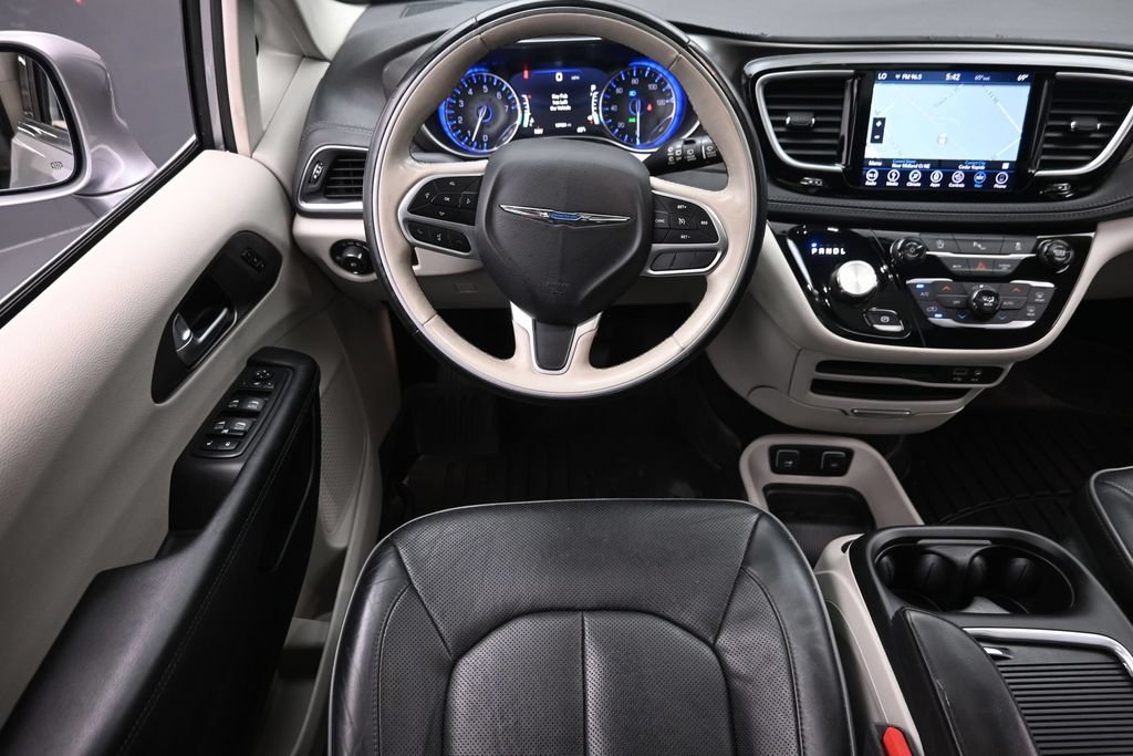 Used 2018 Chrysler Pacifica Limited FWD image 17