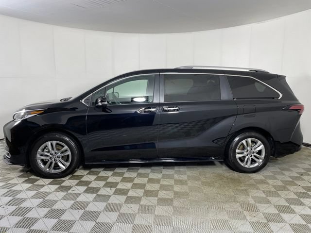 Used 2025 Toyota Sienna Limited AWD/4WD image 5