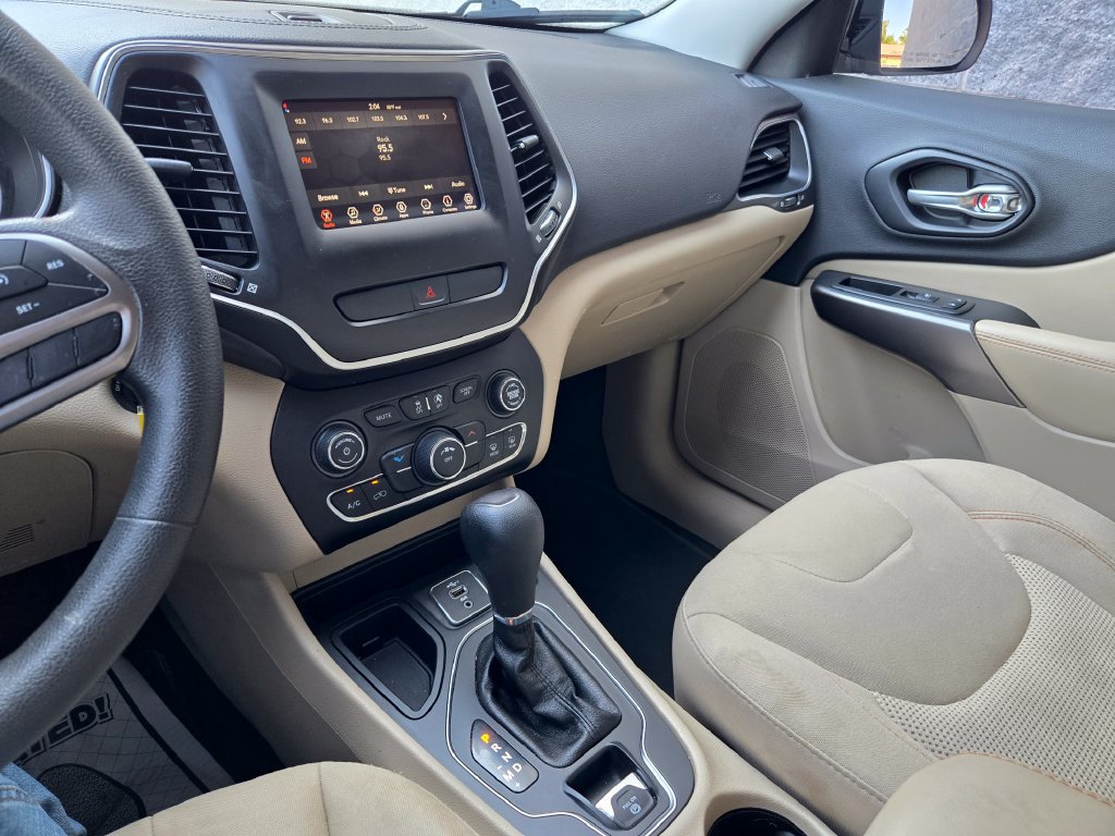 Used 2019 Jeep Cherokee Latitude w/ Popular Appearance Group FWD image 18