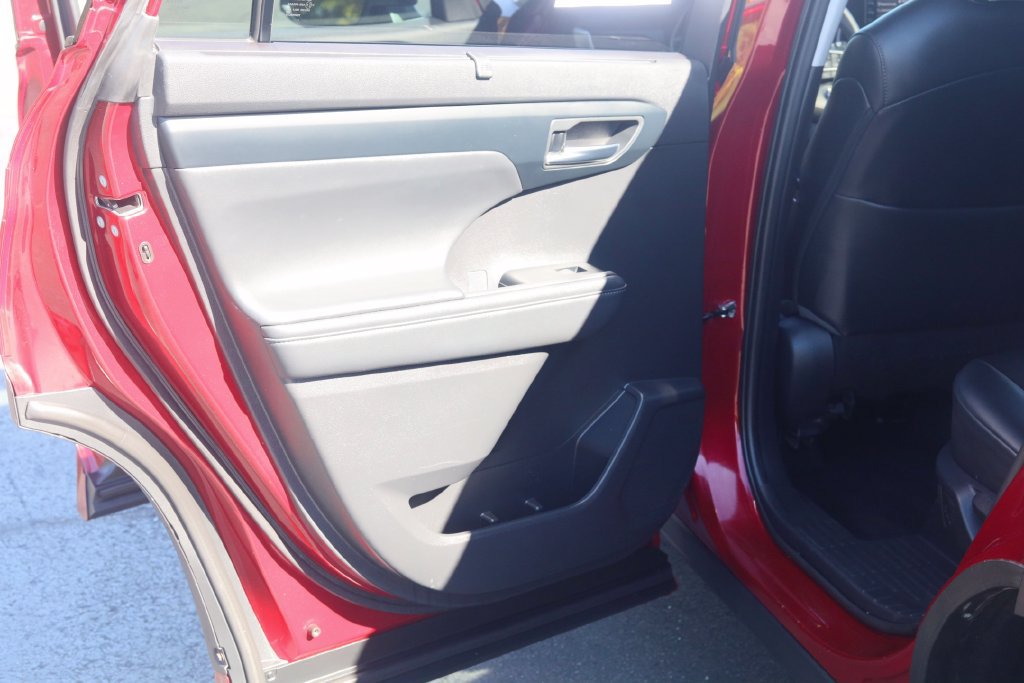 Used 2022 Toyota Highlander XLE AWD/4WD image 28