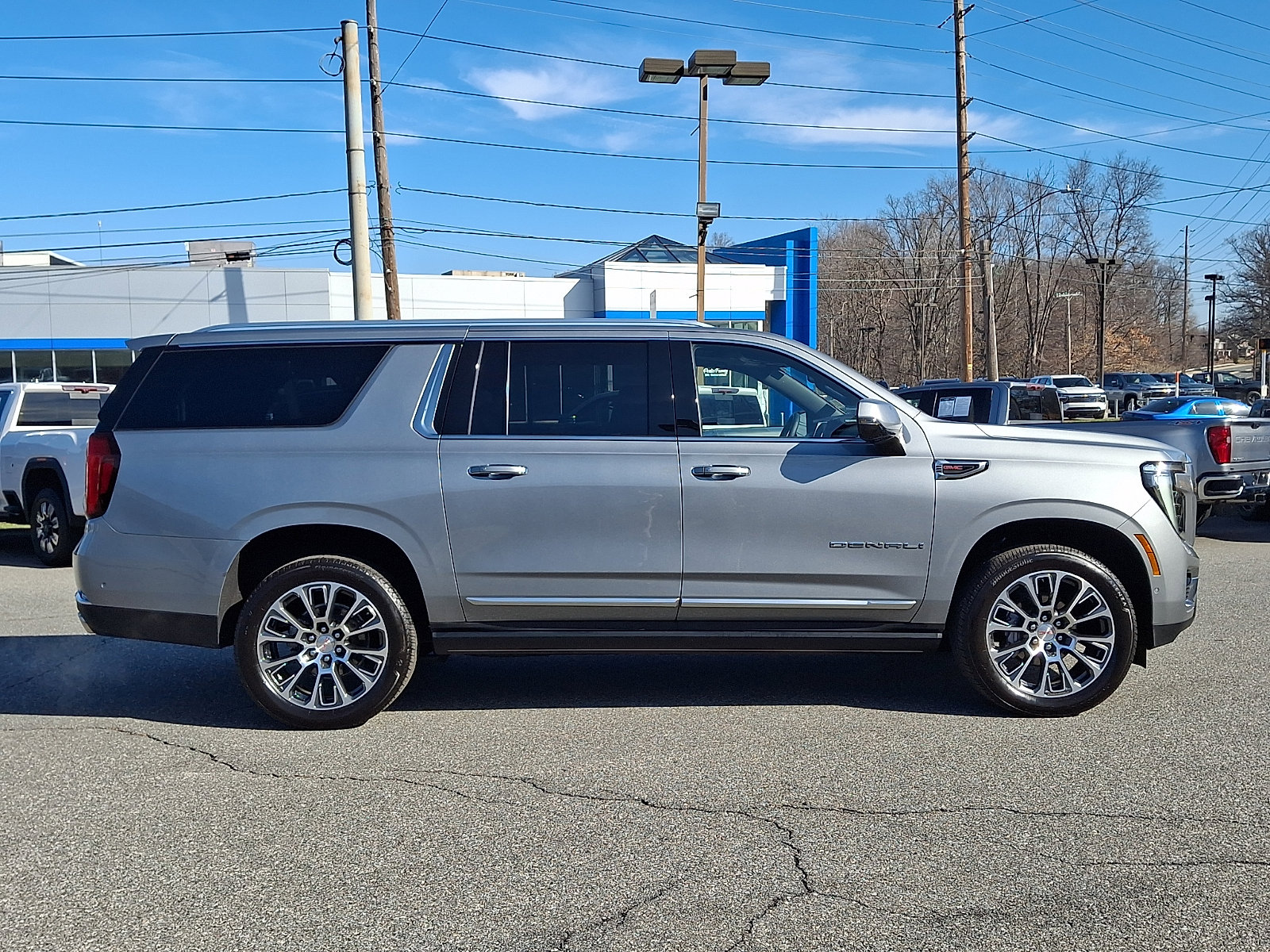 Used 2025 GMC Yukon XL Denali w/ Sun & Power Step Package image 7