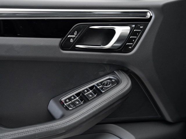 Certified 2025 Porsche Macan image 7