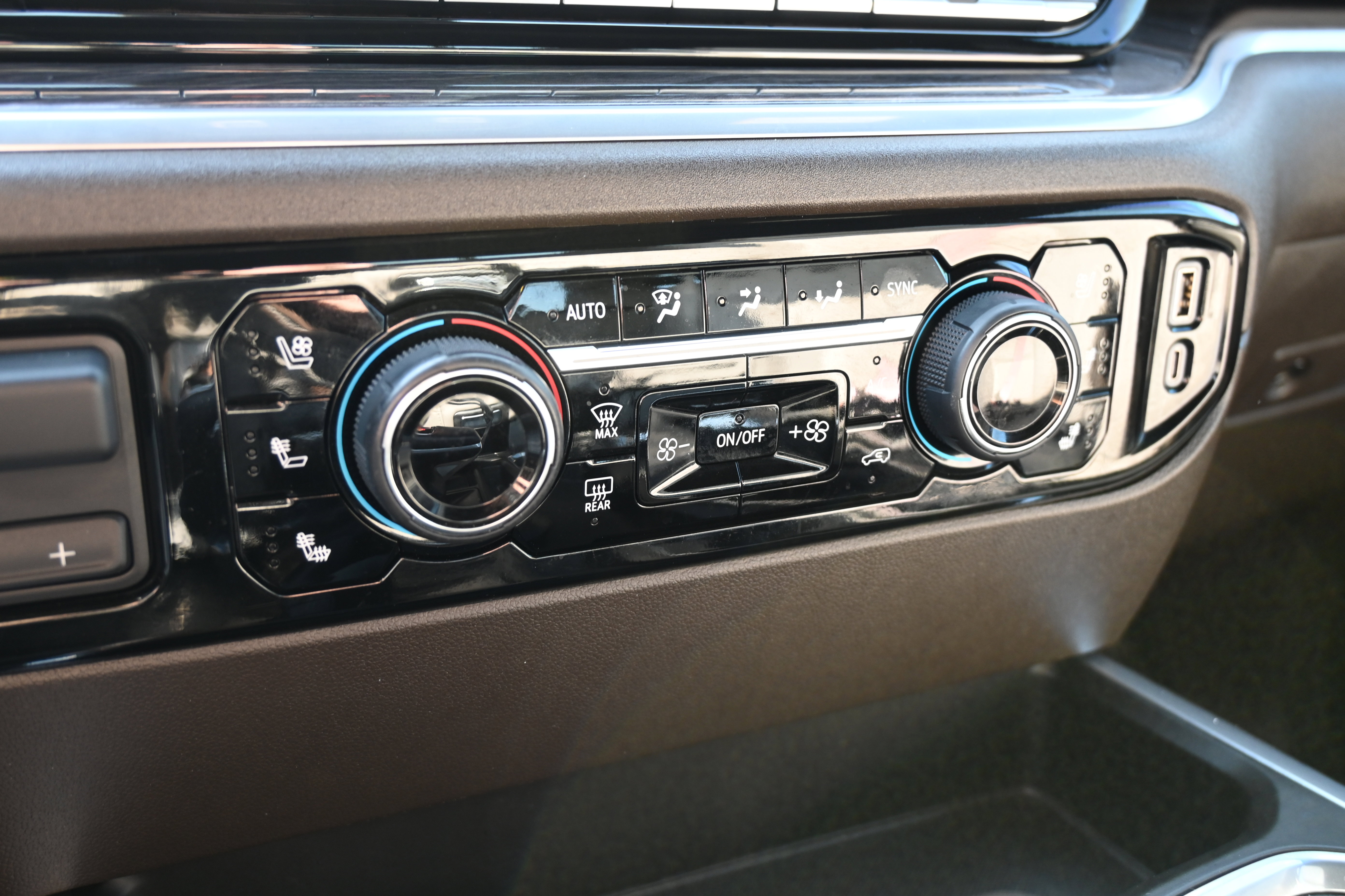 Used 2024 Chevrolet Silverado 1500 LTZ w/ Technology Package image 30