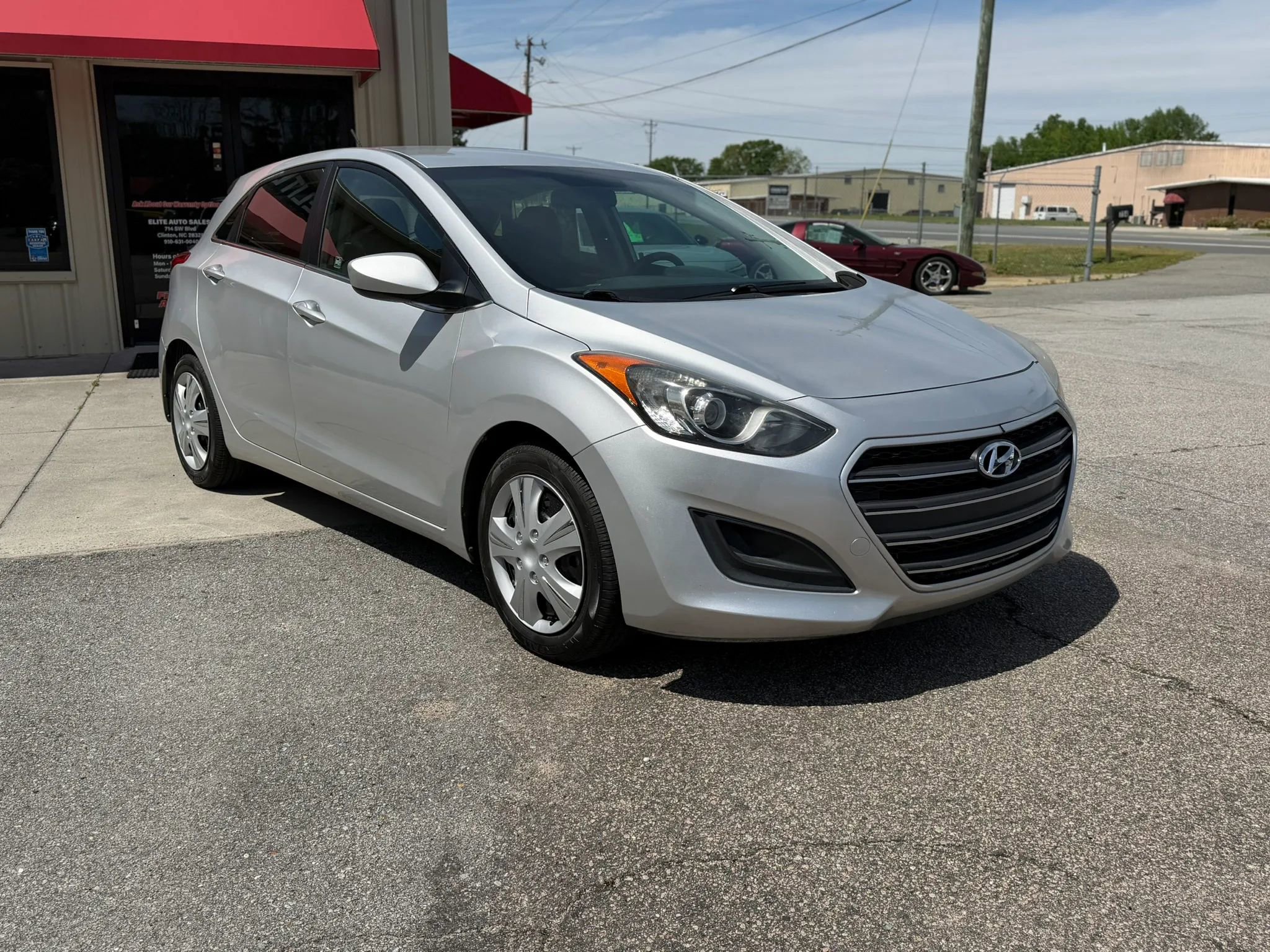 Used 2017 Hyundai Elantra GT image 5