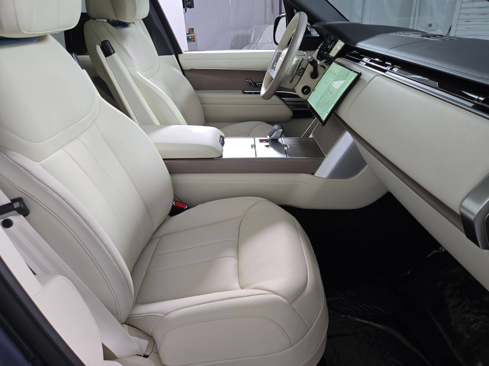 New 2026 Land Rover Range Rover Long Wheelbase Autobiography AWD/4WD image 3