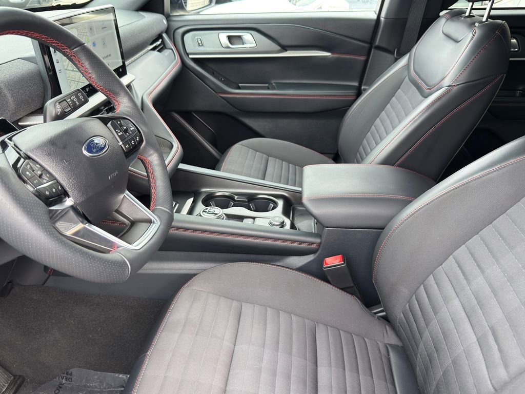 Used 2025 Ford Explorer ST-Line w/ ST-Line Street Pack image 12