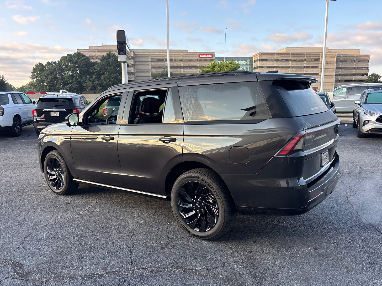 New 2026 Lincoln Navigator Reserve w/ Jet Appearance Package AWD/4WD image 5