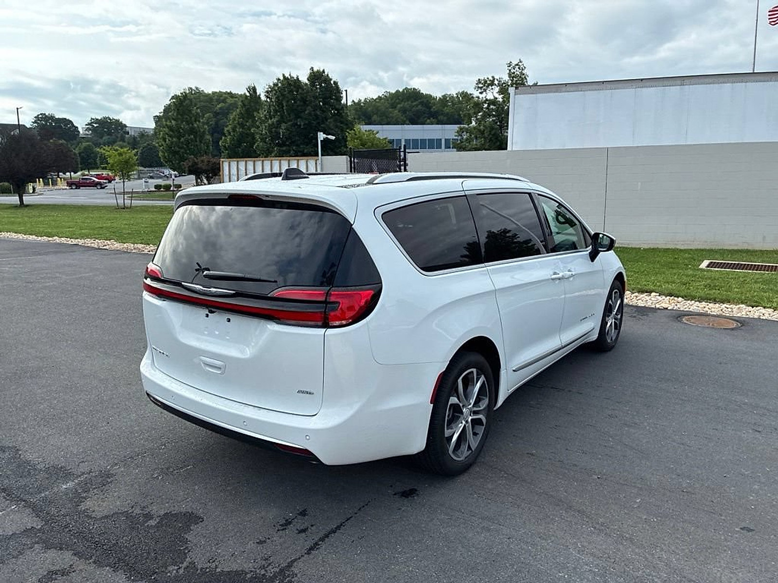 Used 2026 Chrysler Pacifica Pinnacle AWD/4WD image 17