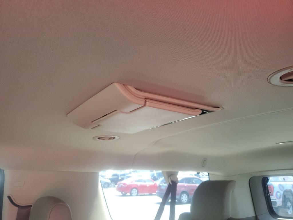 Used 2018 Chevrolet Suburban Premier RWD image 13
